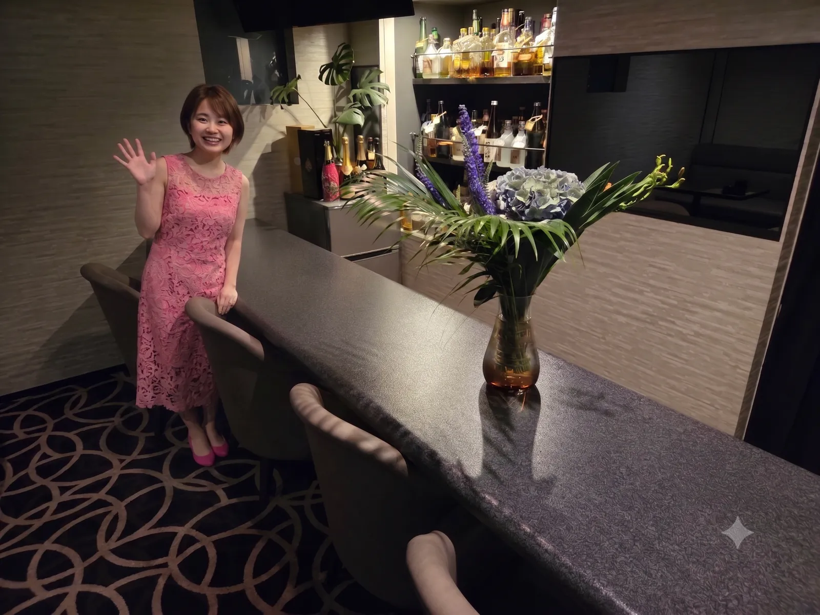 店内イメージ３ カウンターと酒棚